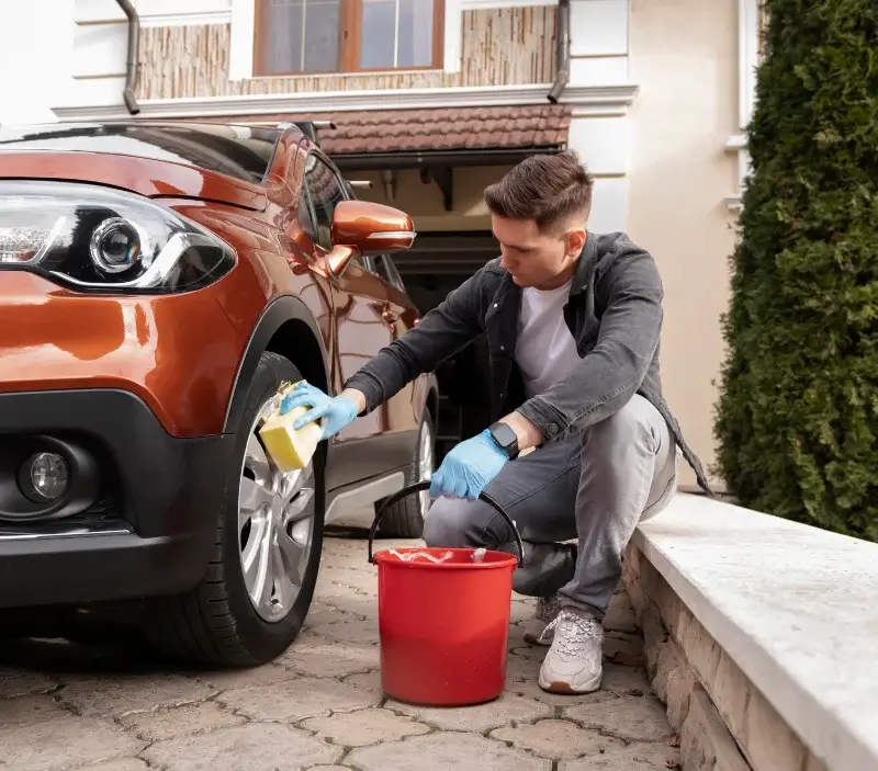 Lavage auto à domicile Saint-Ellier-du-Maine : professionnel intervenant sur un véhicule